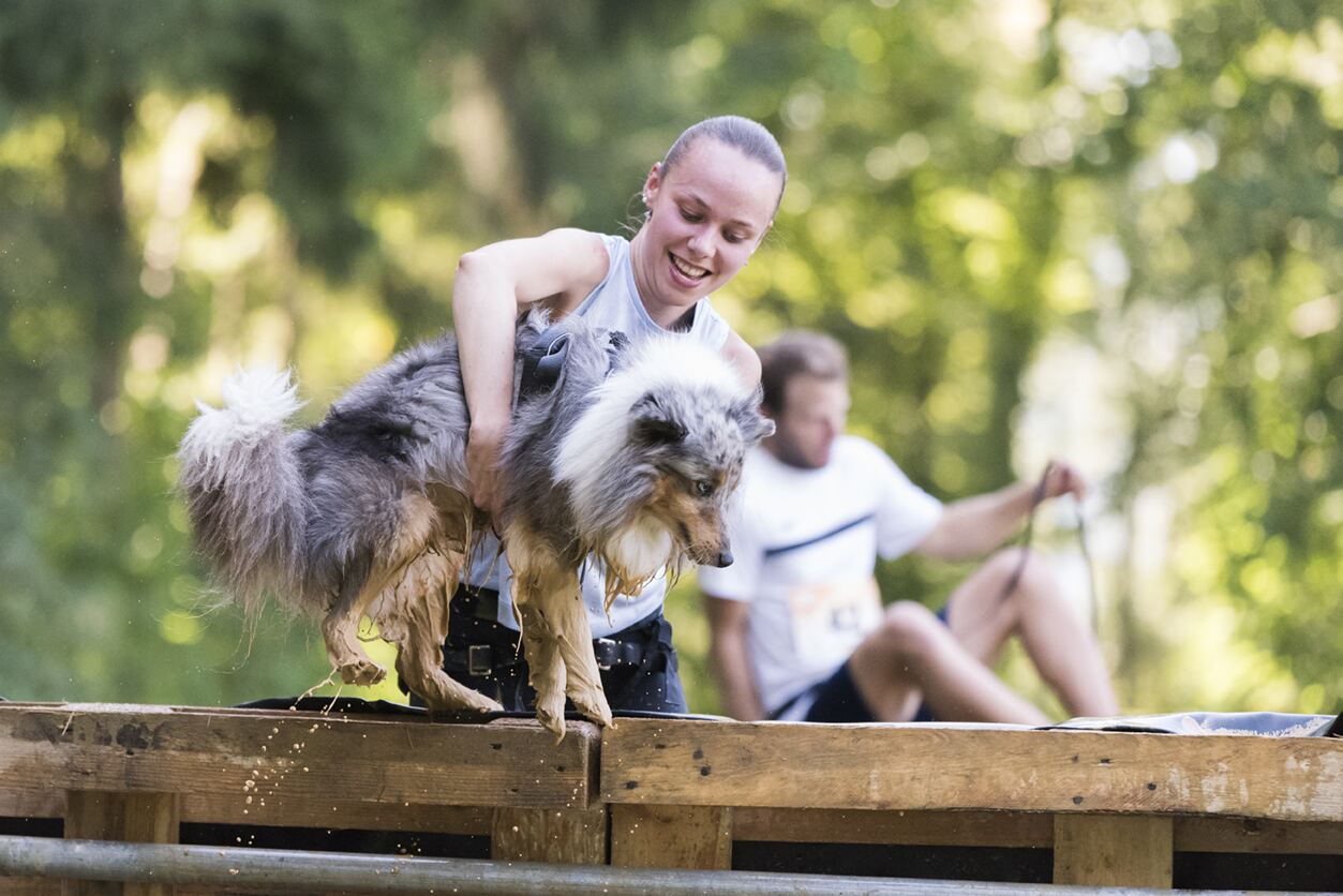 Hund und Teilnehmerin beim Start