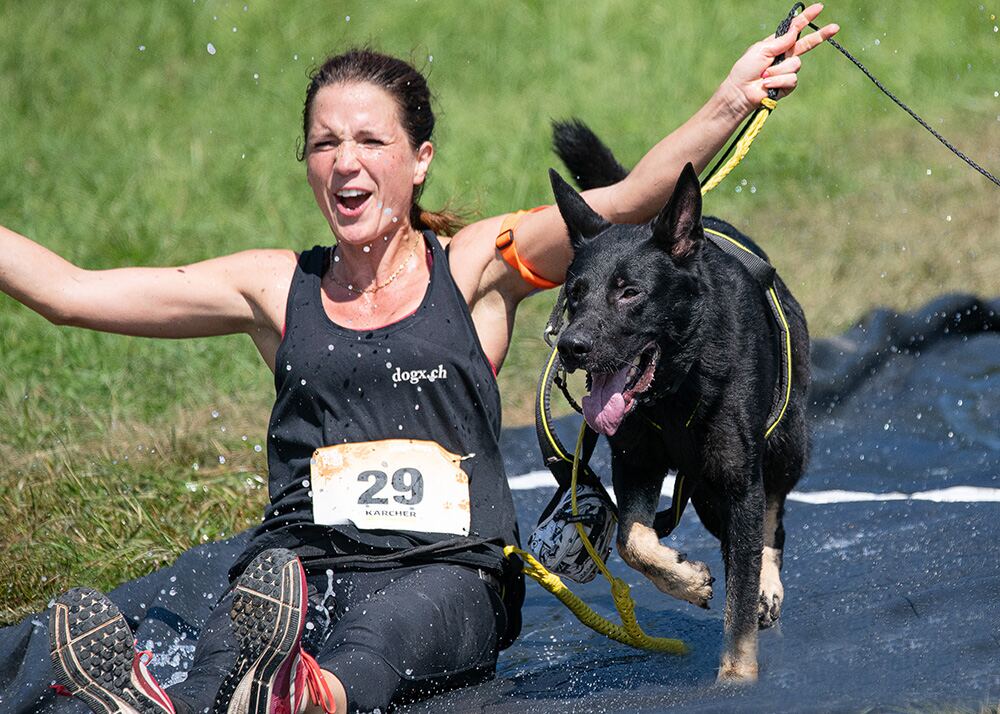 Teilnehmerin mit Hund auf der Strecke