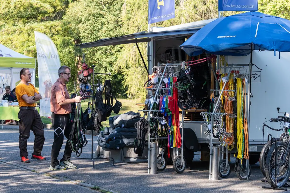 Stand am Hundemarkt mit Leinen und Geschirren